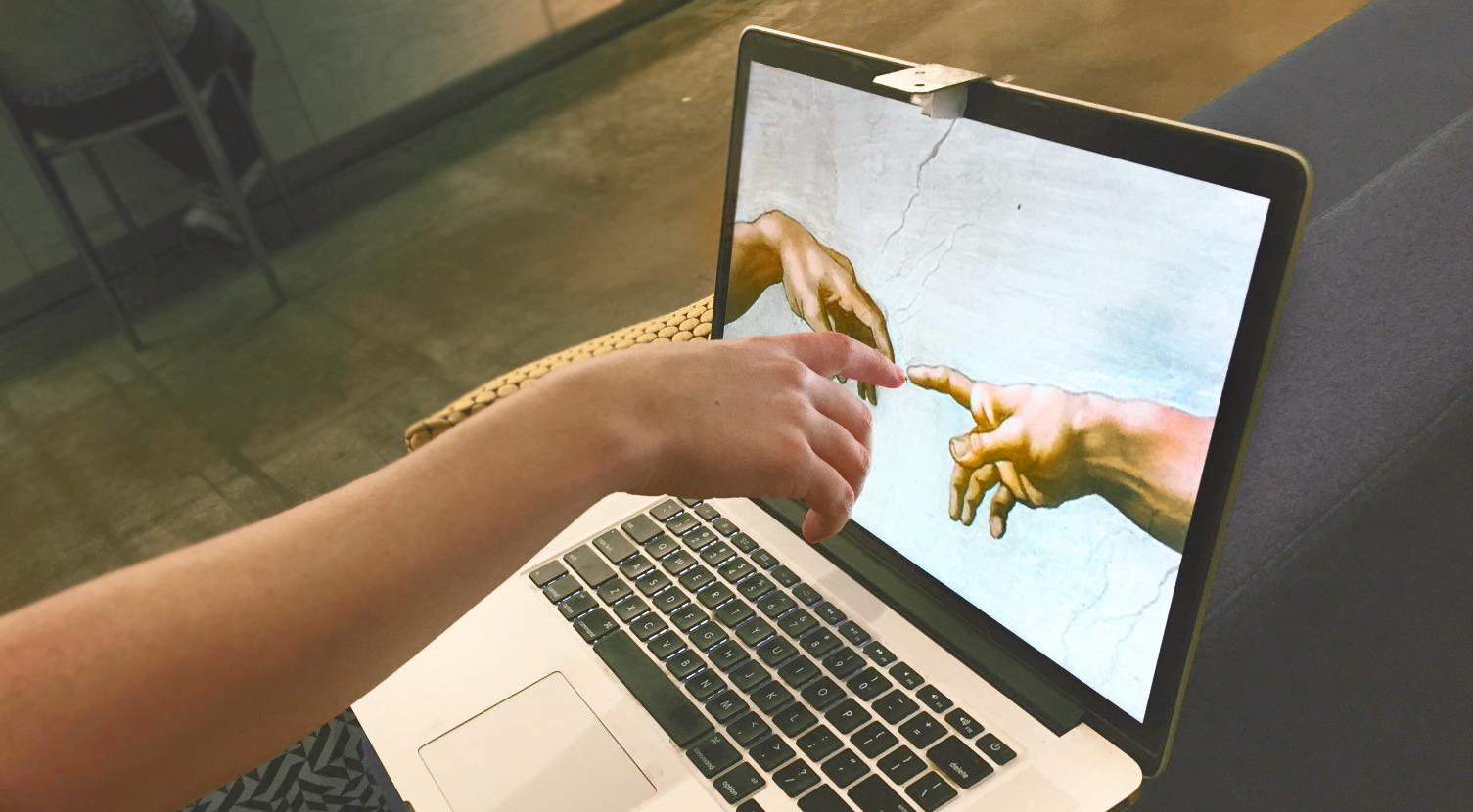 仅需1美元硬件：Project Sistine 如何利用计算机视觉将 MacBook 变为触摸屏