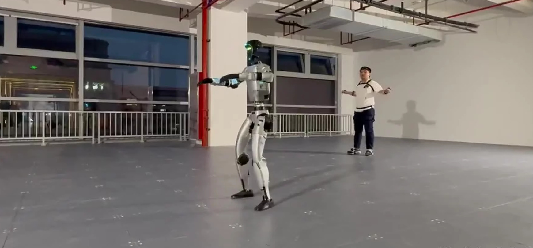 中国西湖机器人公司发布AI驱动通用人形机器人，创始人王东林揭秘核心技术