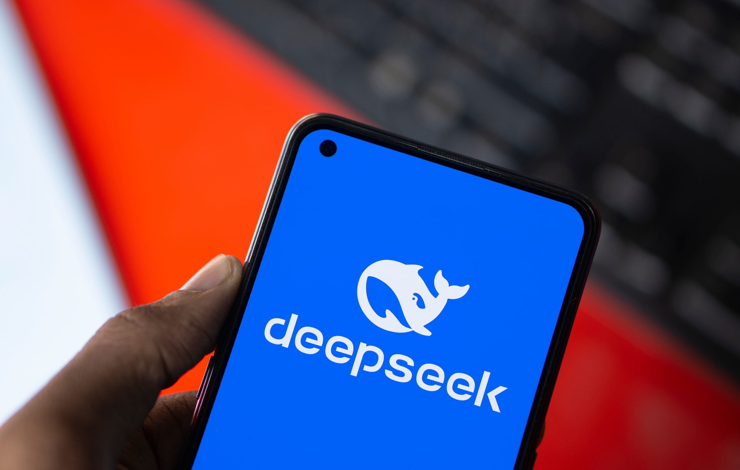 DeepSeek 拟以 100 亿美元估值寻求 3 亿美元融资,曾多次拒绝外部投资