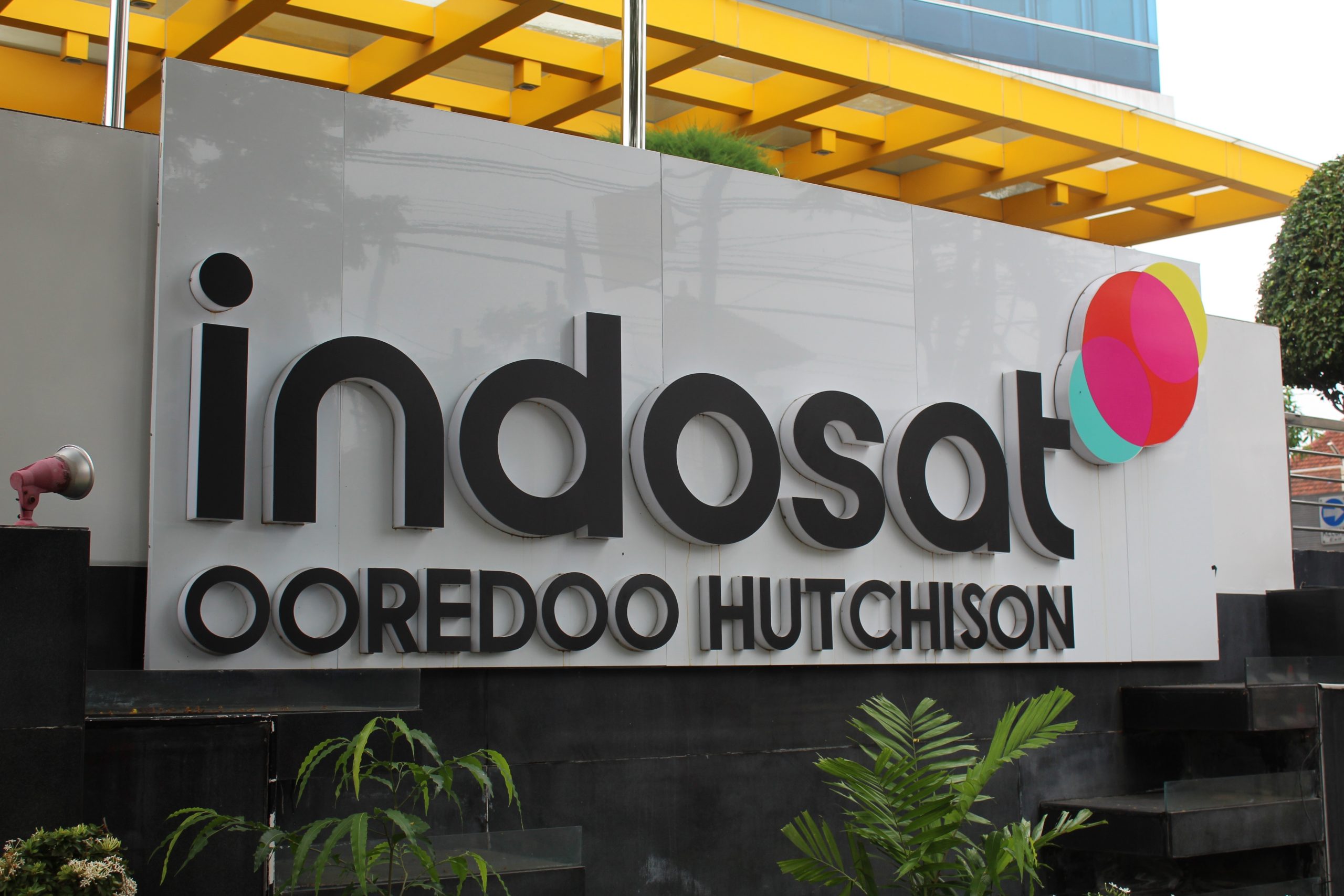 Indosat Ooredoo Hutchison Seeks $2 Billion Loan for Advanced Chip Procurement Following Fitch Investment-Grade Upgrade