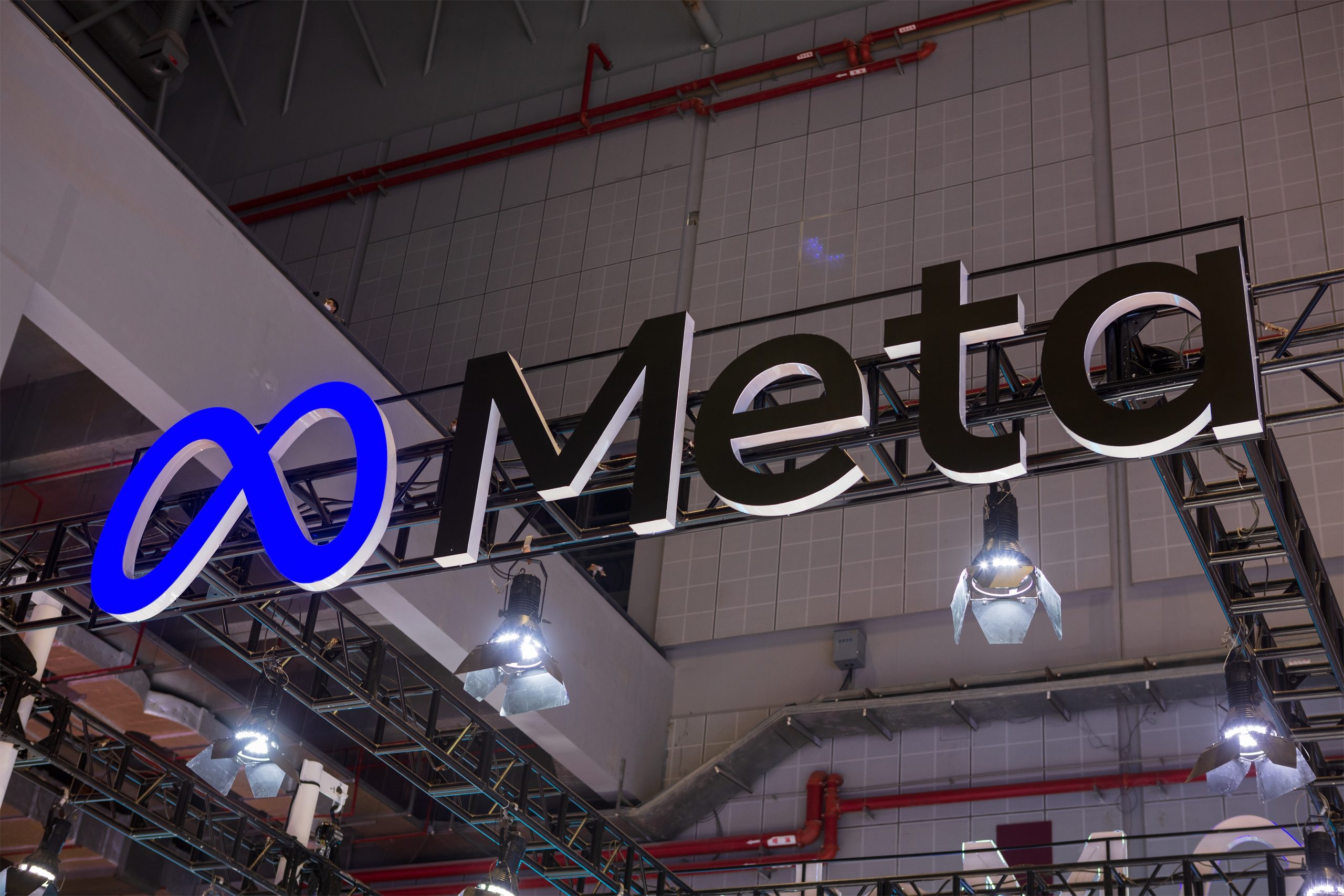 Meta Unveils Charm Handheld Device for Muse AI Ahead of December Holiday Launch