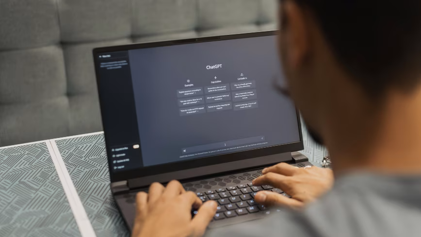 AI Advice Reduces Human Accuracy Threefold While Doubling Confidence Levels, Research Finds